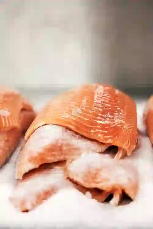 Vers bereide gerookte zalm op ijs bij de Burren Smokehouse, Clare.