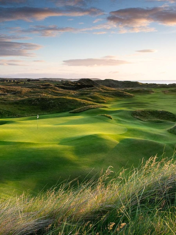 Coucher de soleil sur des fairways ondulants sur un parcours de golf de type ' links ' dans les terres ancestrales de l'est de l'Irlande avec des dunes pittoresques.