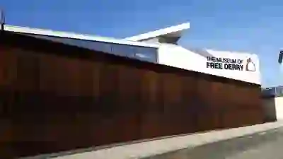 Esterno del Museum of Free Derry, dall'architettura moderna e mura color ruggine, in una giornata di sole.