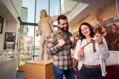 Due visitatori osservano reperti storici all'interno del Siege Museum a Derry~Londonderry.