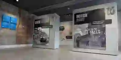 Grandi pannelli espositivi esplorano temi di storia sociale all'interno di St Comgall's a Belfast.