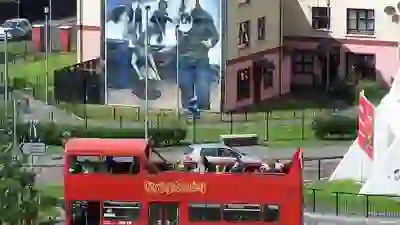 Un bus turistico passa davanti a un grande murale nel Bogside a Derry~Londonderry.