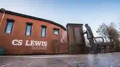 Una scultura presso CS Lewis Square, accanto all'Eastside Visitor Centre di East Belfast, in una giornata di sole.