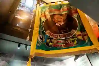 All'interno del James Connolly Visitor Centre a Belfast, è appeso uno storico striscione del cantiere navale di Belfast.