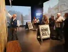 I visitatori partecipano a un'esperienza interattiva guidata all'interno di una mostra al museo di storia, nell'ambito dell'esperienza BelfastLad.