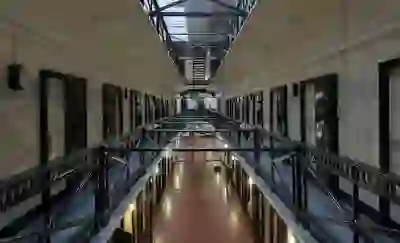 Veduta lungo le passerelle in ferro all'interno della prigione di Crumlin Road a Belfast.