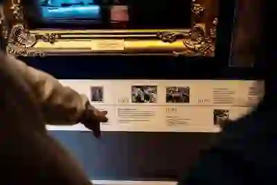 I visitatori indicano una linea temporale storica che mostra i momenti salienti all'interno del Castello di Hillsborough, nella contea di Down.