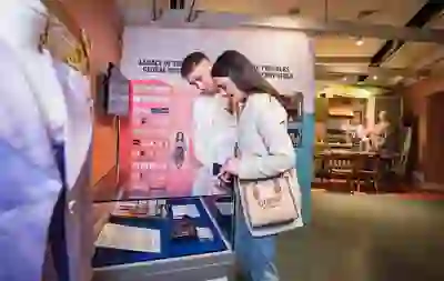 Due visitatori si chinano su un display interattivo all'interno del Tower Museum di Derry~Londonderry.