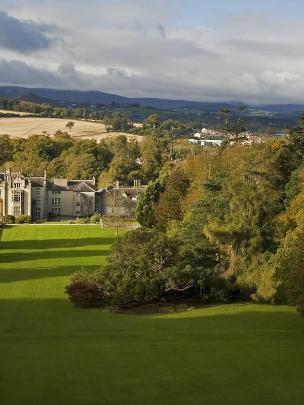 Killruddery House omgeven door herfstbomen en glooiende velden in de buurt van Bray, county Wicklow.