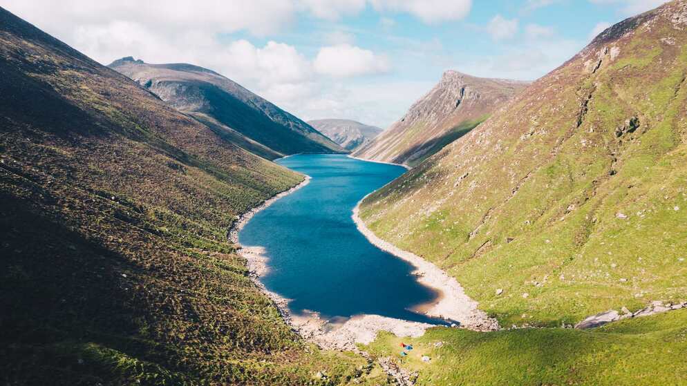 Het stuwmeer van Silent Valley slingert tussen de steile hellingen van het Mourne-gebergte in county Down.
