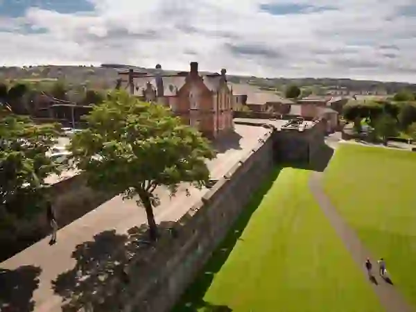 De historische muren van Derry naast het Tower Museum in Derry~Londonderry.