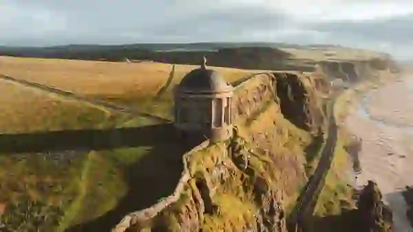 De Mussenden Temple op kliffen boven Downhill Strand aan de Causeway kust, county Londonderry.