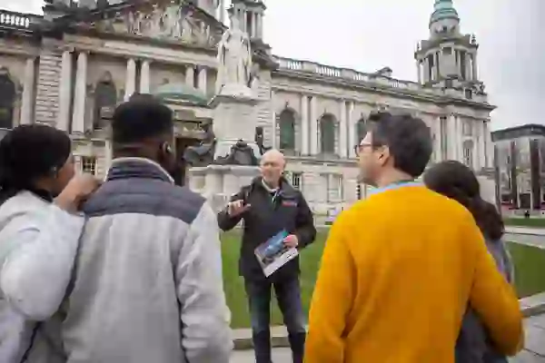 Een gids die een stadswandeling leidt voor het stadhuis van Belfast, in het centrum van Belfast.