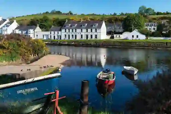 Vissersboten die aan de rivier in het dorpje Cushendun in county Antrim liggen aangemeerd.