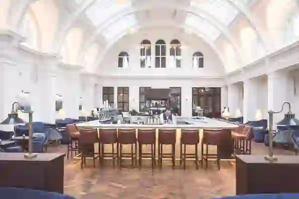 Een bar onder het gewelfde atrium in Titanic Hotel Belfast in het Titanic Quarter.