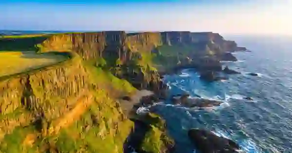 Basaltkliffen aan de Causeway-kust in county Antrim, hoog boven de Atlantische Oceaan, tijdens het gouden uurtje.