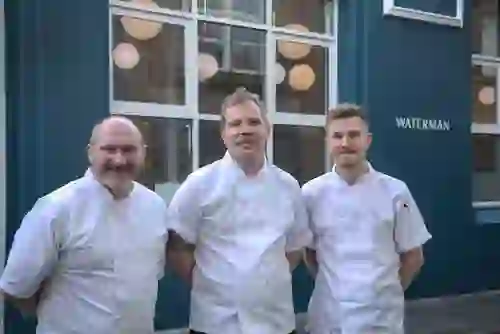 Koks die voor restaurant Waterman in Belfast staan.