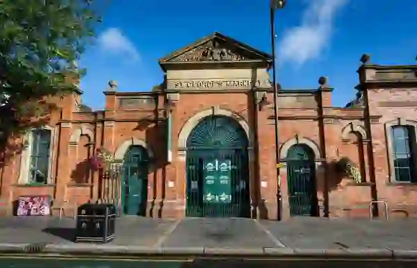 De ingang van de St George's Market uit het Victoriaanse tijdperk in het centrum van Belfast.