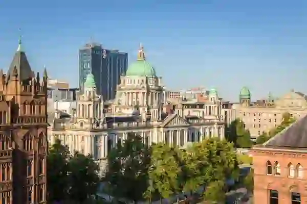 Het stadhuis van Belfast vanuit het stadscentrum gezien, met het Grand Central Hotel op de achtergrond.