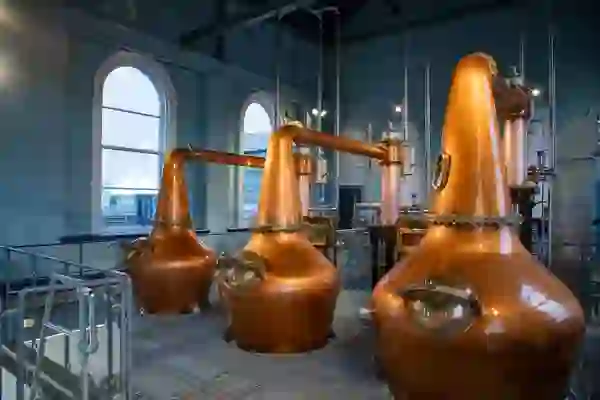 Koperen distilleerketels bij Titanic Distillers aan het Thompson Dock in Belfast.