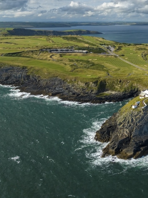 Luchtfoto van de vuurtoren en kliffen van Old Head of Kinsale, county Cork.