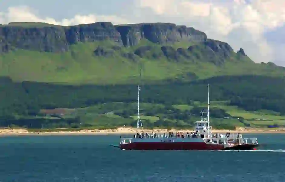Veerboot tussen Magilligan Point en Greencastle met steile kliffen op de achtergrond, county Londonderry