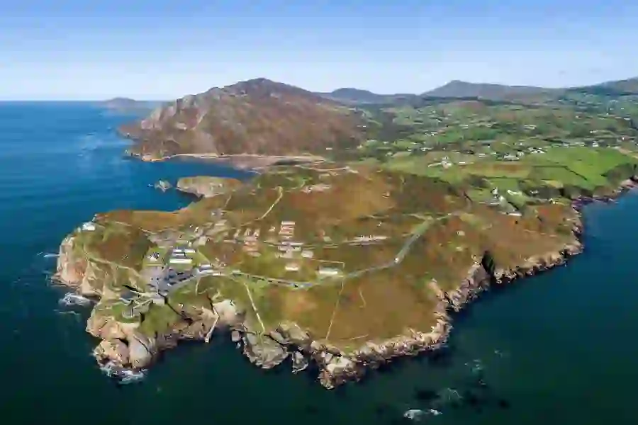 Luchtfoto van Fort Dunree en de ruige kaap met uitzicht op de zee nabij Buncrana, county Donegal.