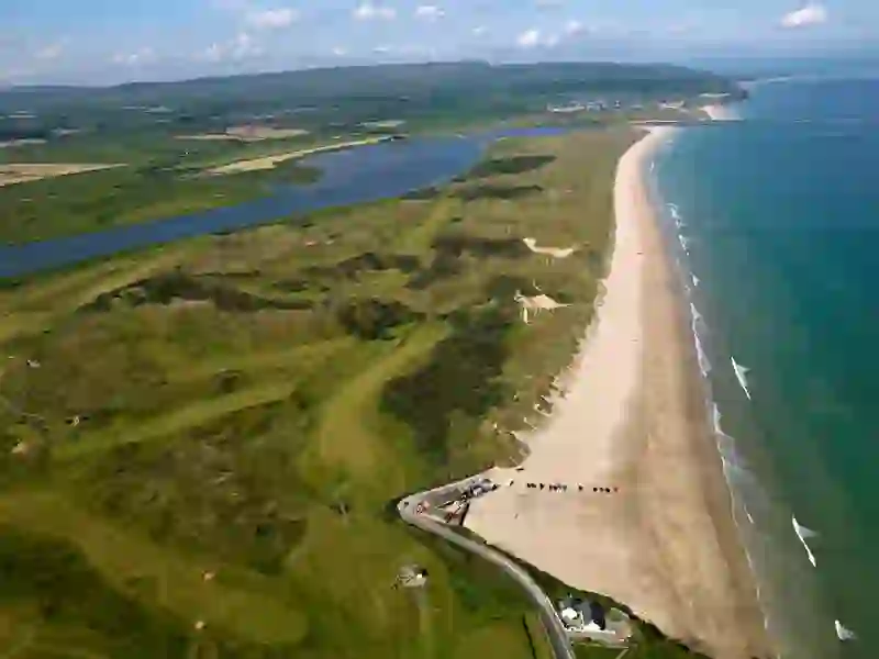Luchtfoto van Portstewart Strand en de aangrenzende golfbaan aan de Atlantische kust in county Londonderry.