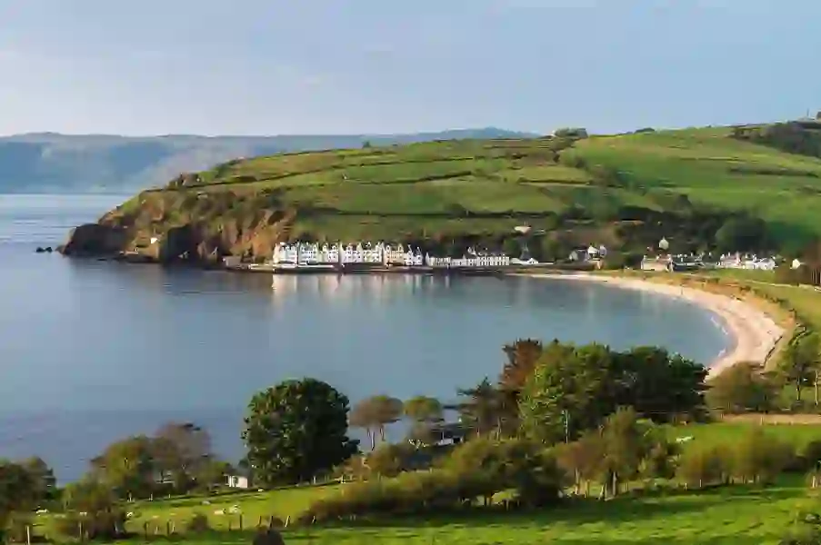 De kustplaats Cushendun en groene heuvels gezien vanaf Torr Head Road in county Antrim.