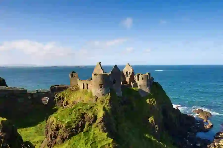 De ruïnes van Dunluce Castle op de kliffen boven de Atlantische Oceaan in county Antrim.