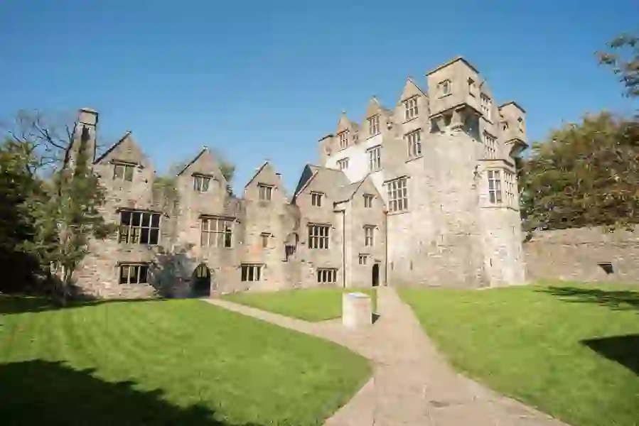 Het historische Donegal Castle in het hart van Donegal, omgeven door verzorgde gazons op een heldere dag.