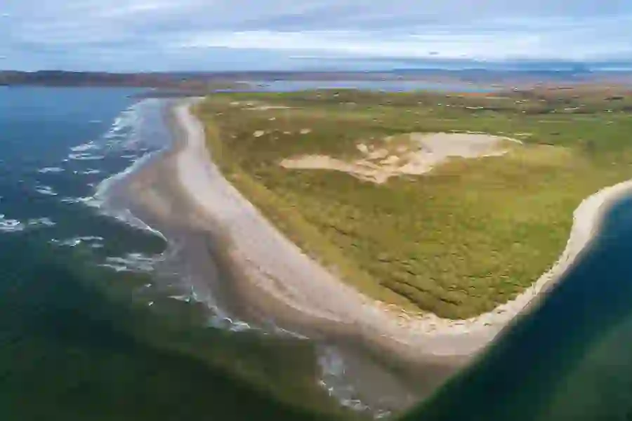 Luchtfoto van Dooey Beach in Lettermacaward, county Donegal, met goud zand en wilde grasachtige duinen.