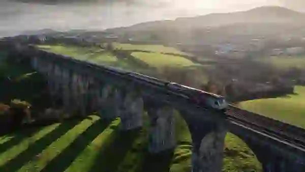 Ein Zug überquert ein steinernes Viadukt in der Grafschaft Armagh in Nordirland.