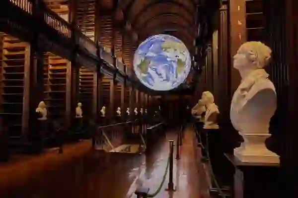 Der Long Room im Trinity College Dublin mit Büsten und einer Globusinstallation.