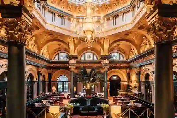 Prächtiges Interieur des The Merchant Hotel in Belfast mit Kronleuchter und kunstvollem Dekor.