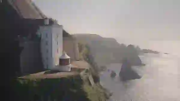 Der Leuchtturm von Rathlin Island thront auf Klippen über dem Atlantischen Ozean.