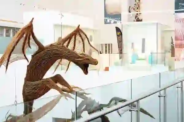Geflochtene Drachenskulptur im Ulster Museum in Belfast.