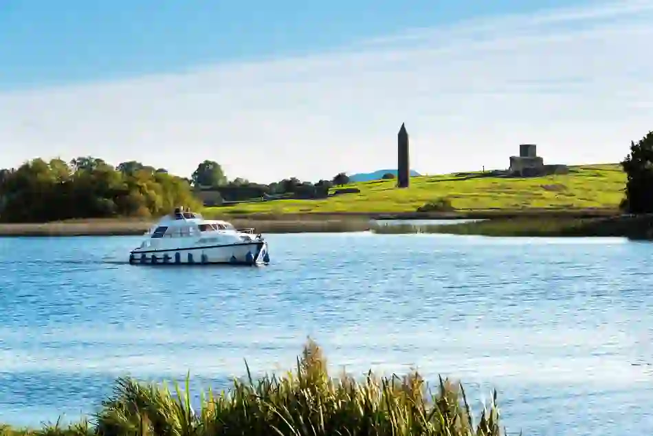 Naviguez sur le Lower Lough Erne en passant devant la tour ronde de l'île de Devenish et les vestiges monastiques.