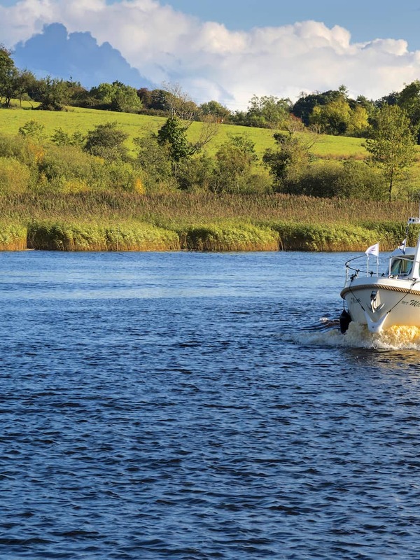 shannon-erne-cruise-cruiser-on-river-erne-fermanagh-bg
