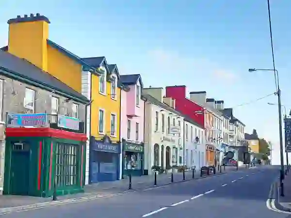 Edificios de colores que bordean la calle principal de Lisdoonvarna, en el condado de Clare.