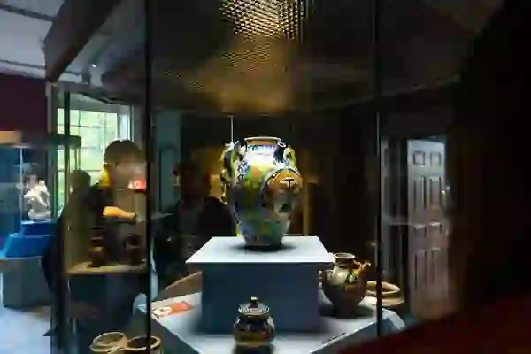 Visitantes observando las vasijas de cerámica históricas expuestas en el Museo Hunt de la ciudad de Limerick.