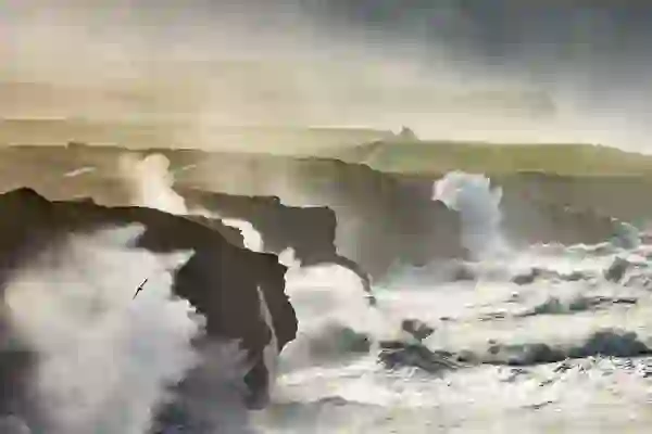 Las poderosas olas del Atlántico rompen contra los acantilados cerca de Doolin, en el condado de Clare.