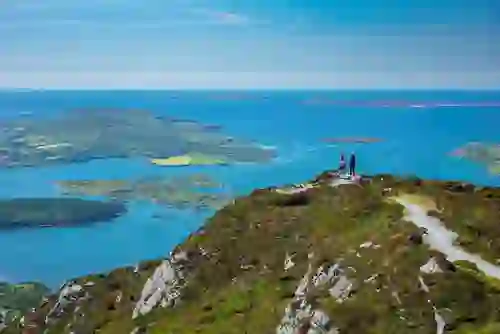 Los excursionistas disfrutan de vistas panorámicas desde Diamond Hill en el Parque Nacional de Connemara, en el condado de Galway.
