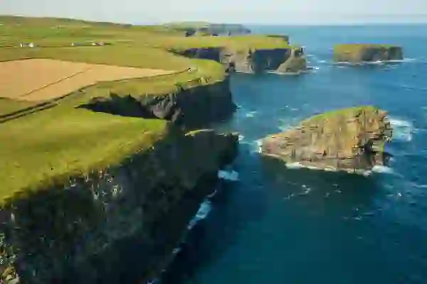 Olas rompiendo contra los acantilados de Kilkee en la Ruta Costera del Atlántico, en el condado de Clare.