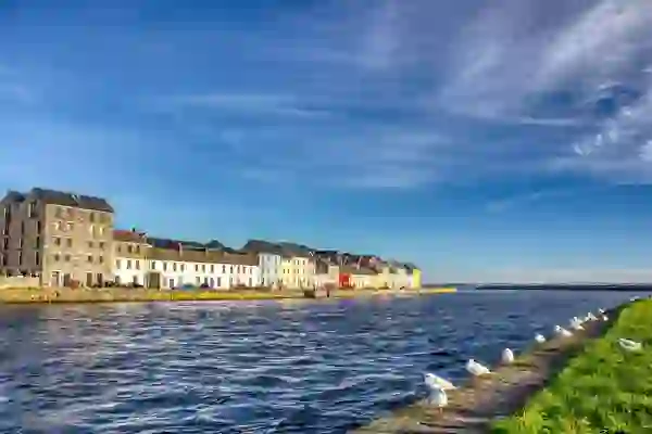 El paseo marítimo de Long Walk y el río Corrib en la ciudad de Galway en un día soleado.
