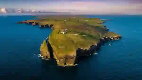Vista aérea de la península de Loop Head y el faro de Loop Head en el condado de Clare.
