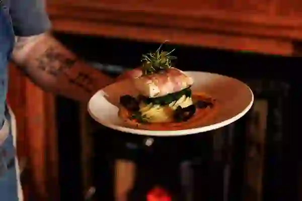 Un chef presenta un plato de marisco en Byrne's Ennistymon, en el condado de Clare.