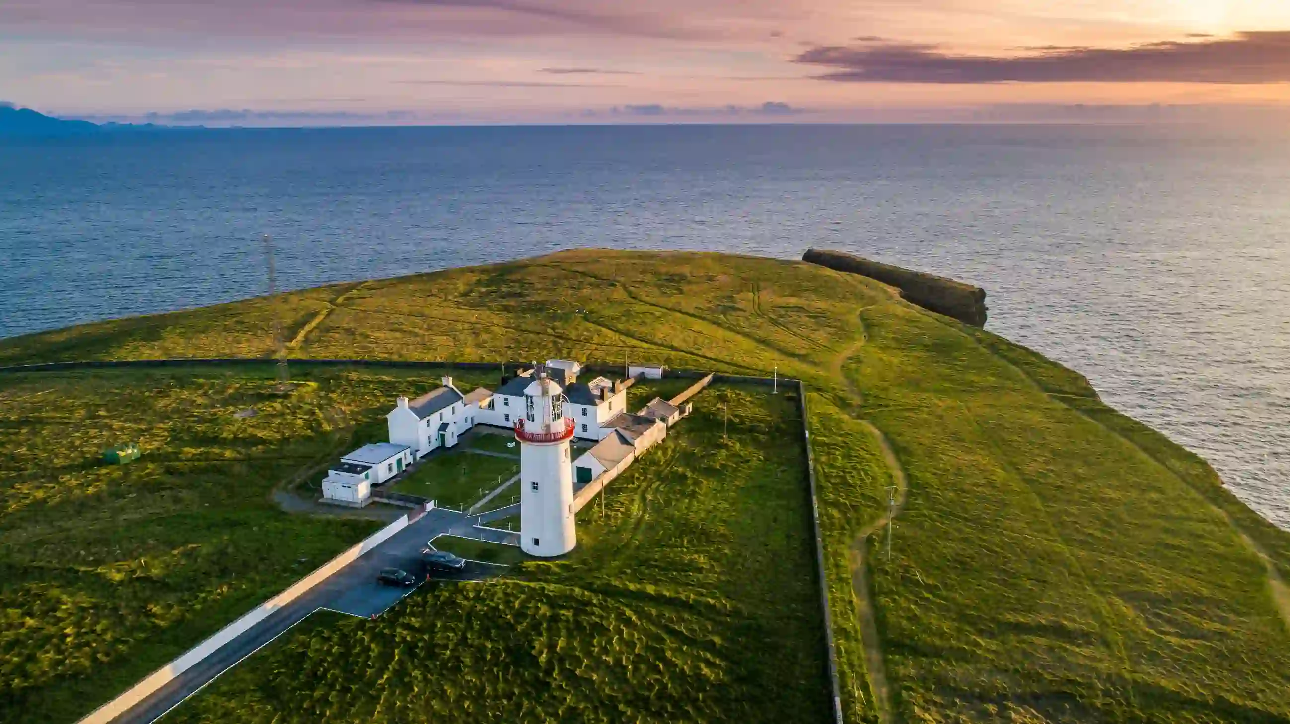 Vista aérea del faro de Loop Head en una península escarpada y verde del condado de Clare.