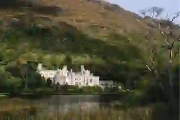 Abadía de Kylemore reflejada en un lago al pie de las montañas de Connemara, en el condado de Galway.