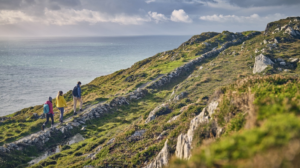 Küstenwanderer auf dem Sheep’s Head Way mit Blick auf den Atlantik in West Cork.